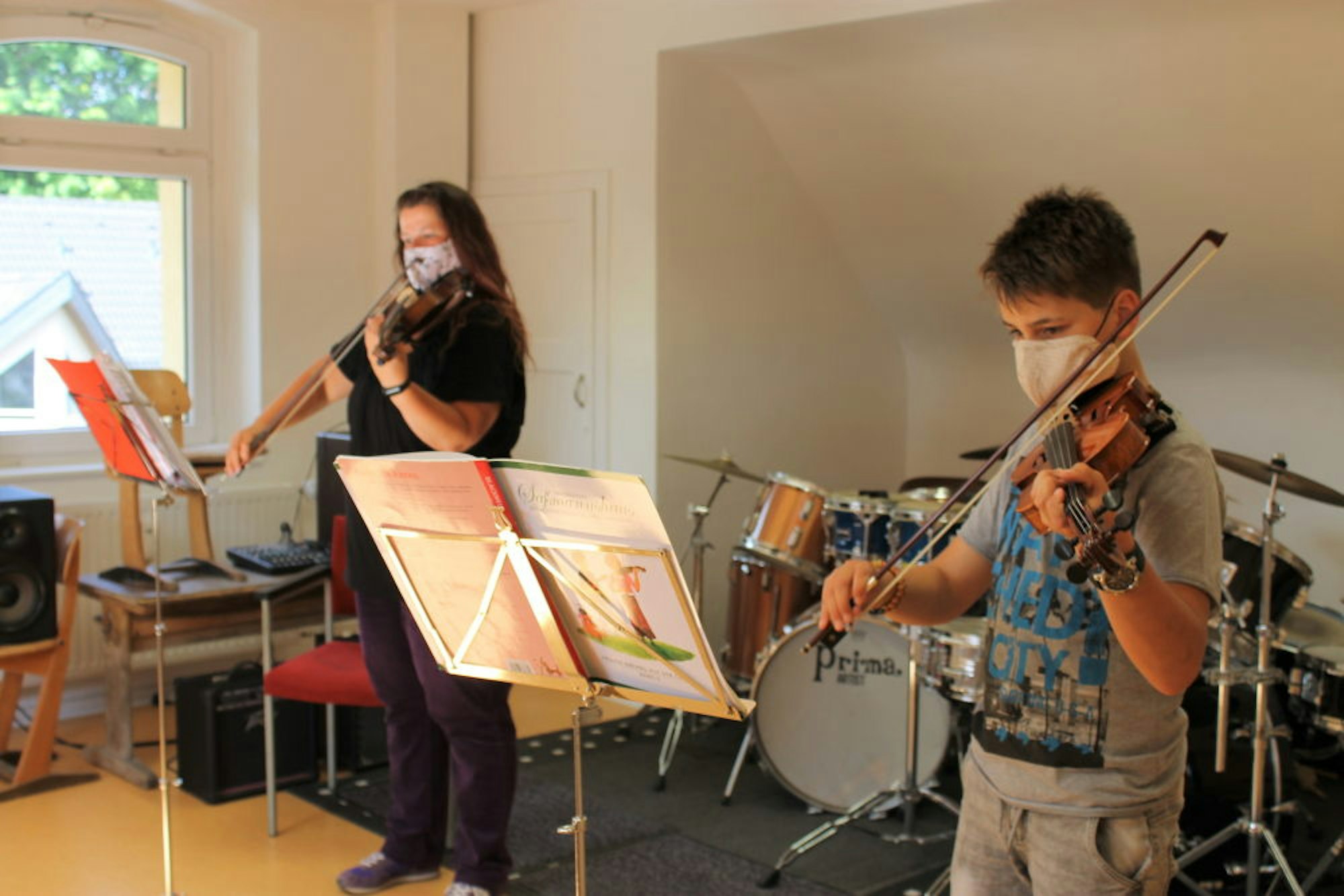 Merlin (12, rechts) ist froh, endlich wieder mit seiner Lehrerin Jana Matyasova von der Musikschule Schleiden spielen zu können.