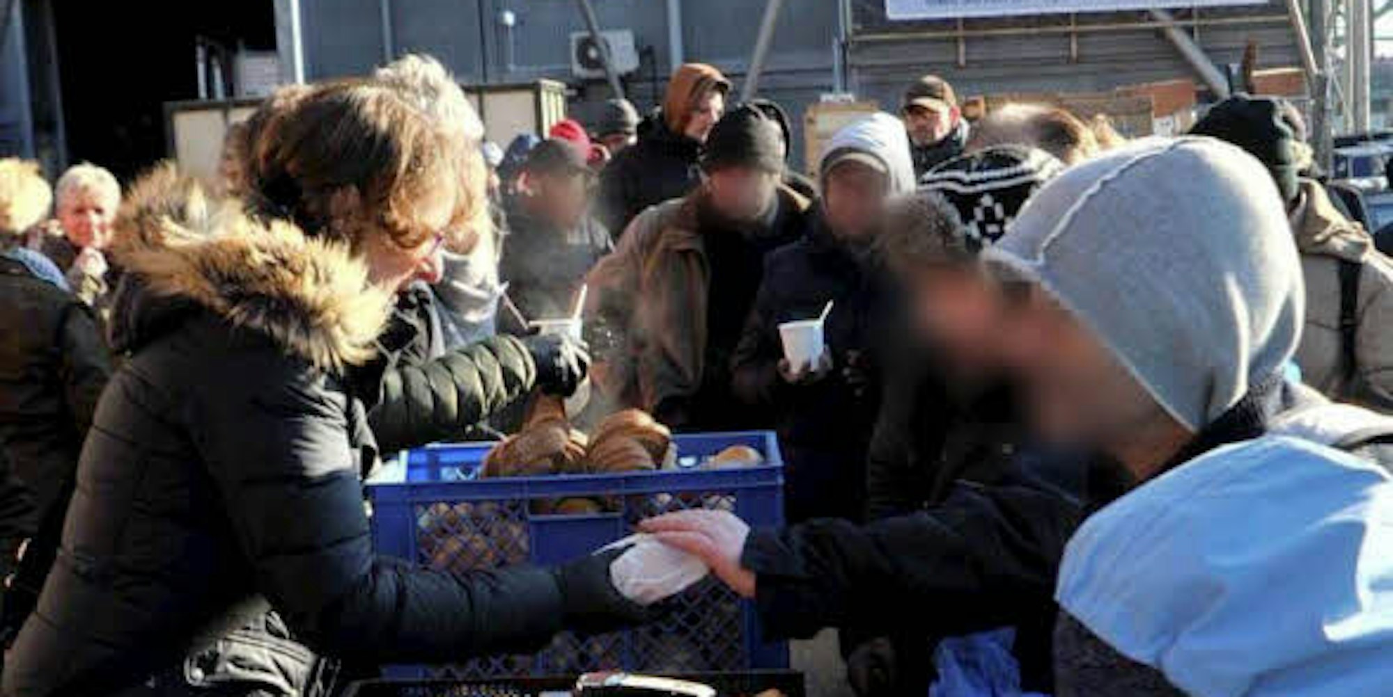 Unterstützer des Vereins „Street Angels Cologne“ verteilen am Breslauer Platz Neujahrstüten an Obdachlose.