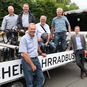 Den Bus mit Rad-Anhänger stellten (v. l.) die Landräte Hermann-Josef Tebroke und Jochen Hagt, Karl Heinz Schütz (OVAG), Rainer Bleek, Udo Wasserfuhr (RVK) und Frank Nettesheim (Wupsi) vor.