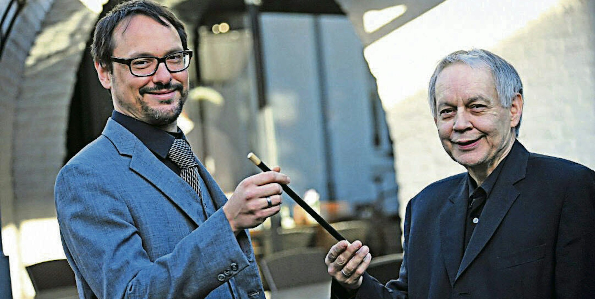 Beim Neujahrsempfang des MGV Loreley-Schlebusch erhielt Achim Hoffmann (links) den Taktstock von Joachim Niemeyer .