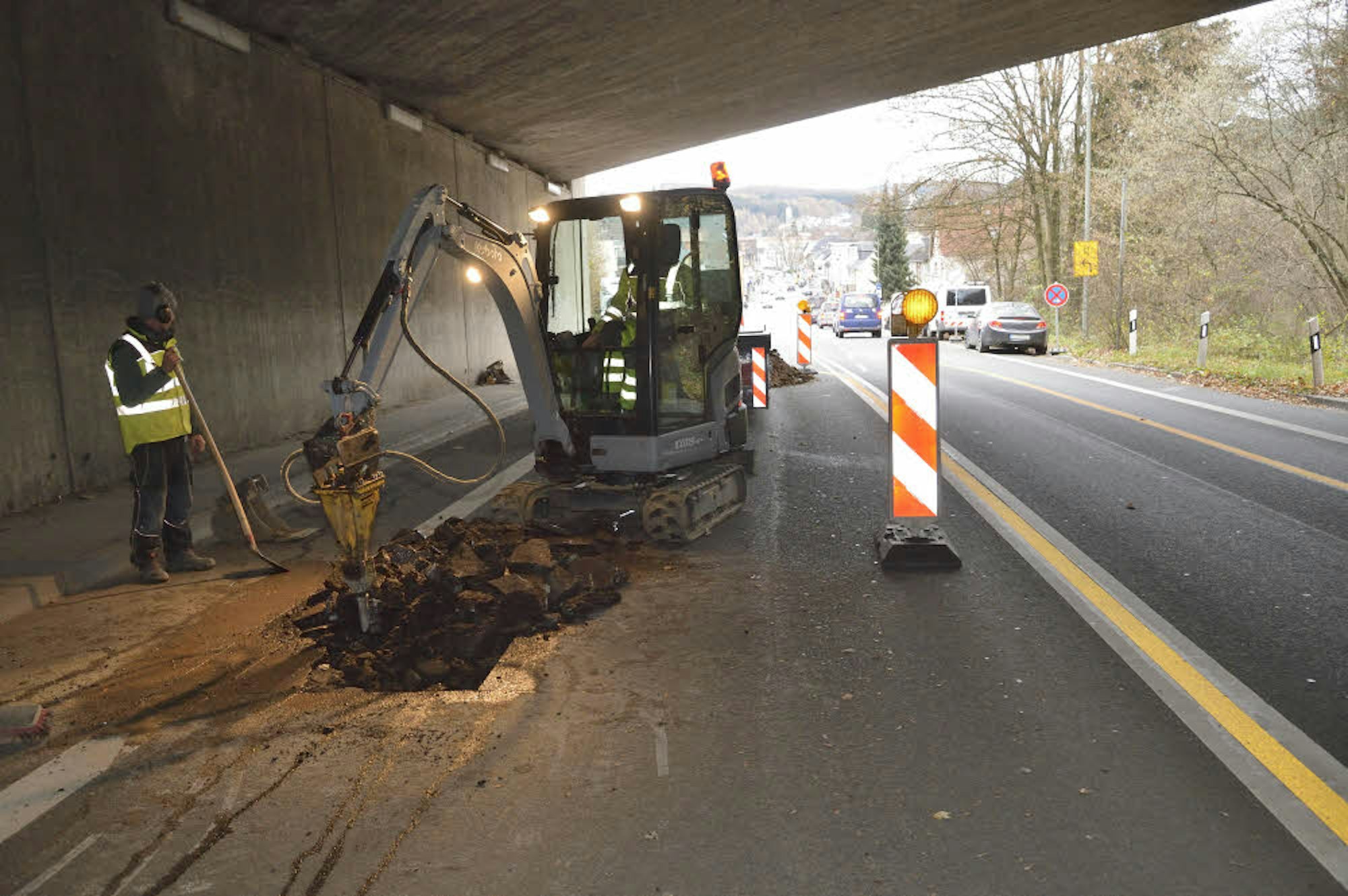 Im Auftrag von Straßen NRW wurde der Untergrund der L 136 unter der Autobahnbrücke in Untereschbach untersucht.