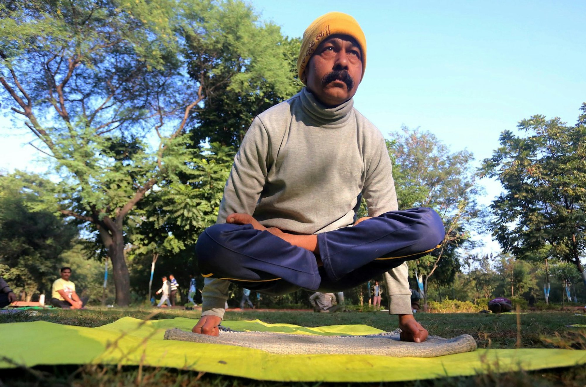 Yoga aus aller Welt: Ein Yogi in einem Park am frühen morgen in Bhopal in Indien.