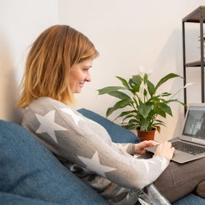 Meeting auf dem Sofa: Sarah Masloch arbeitet seit dem Jahr 2018 bei Wildling Shoes. Um ihren Job von zu Hause aus zu erledigen, benötigt sie im Grunde nur einen Computer und einen Internetzugang.
