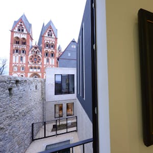 Blick aus der Privatwohnung des früheren Bischofs Tebartz-van Elst auf dem Dom in Limburg