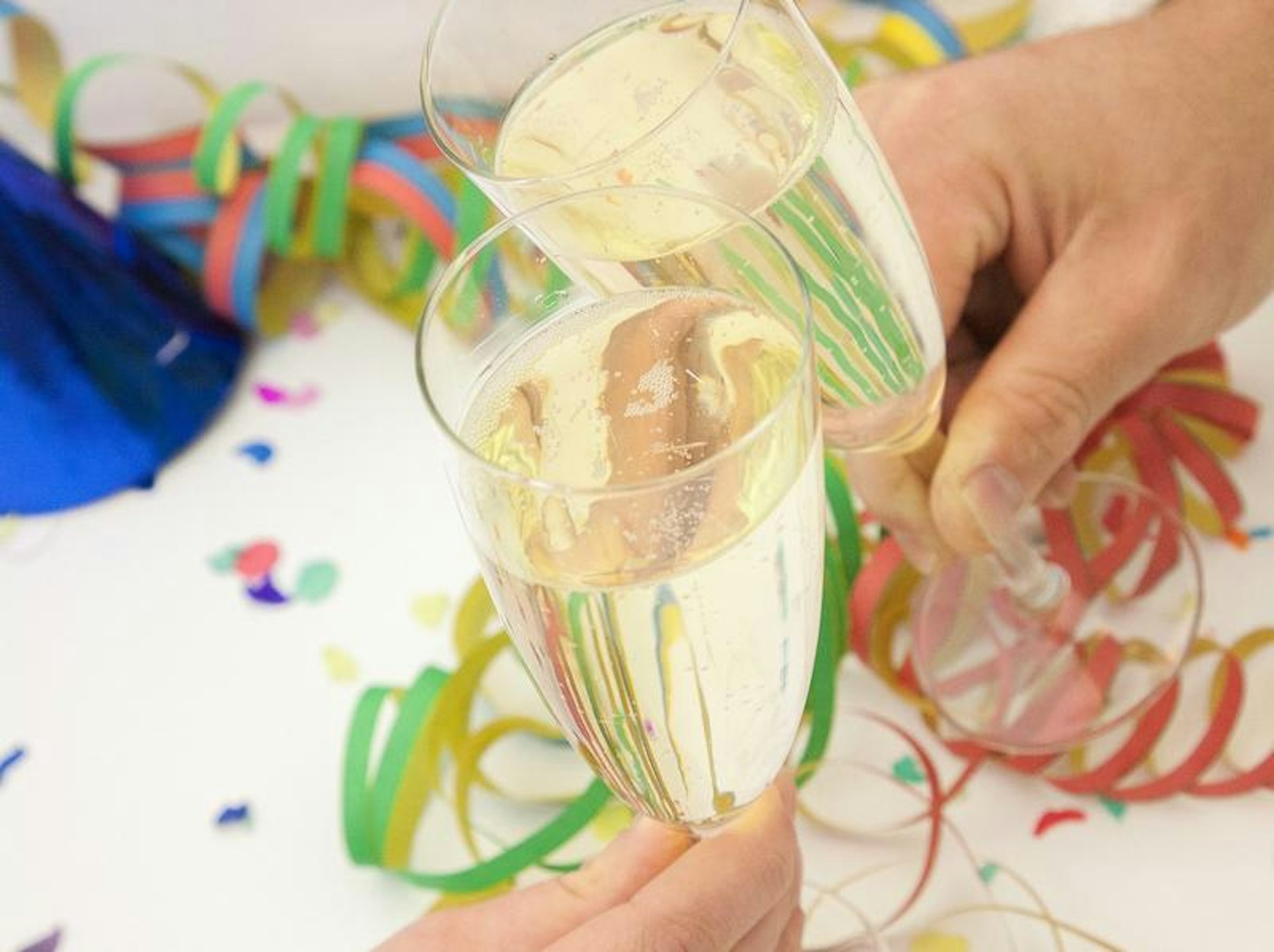 Feiern mit Freunden in der Wohnung ist gemütlich - doch eine Party sollte nicht zu laut werden.