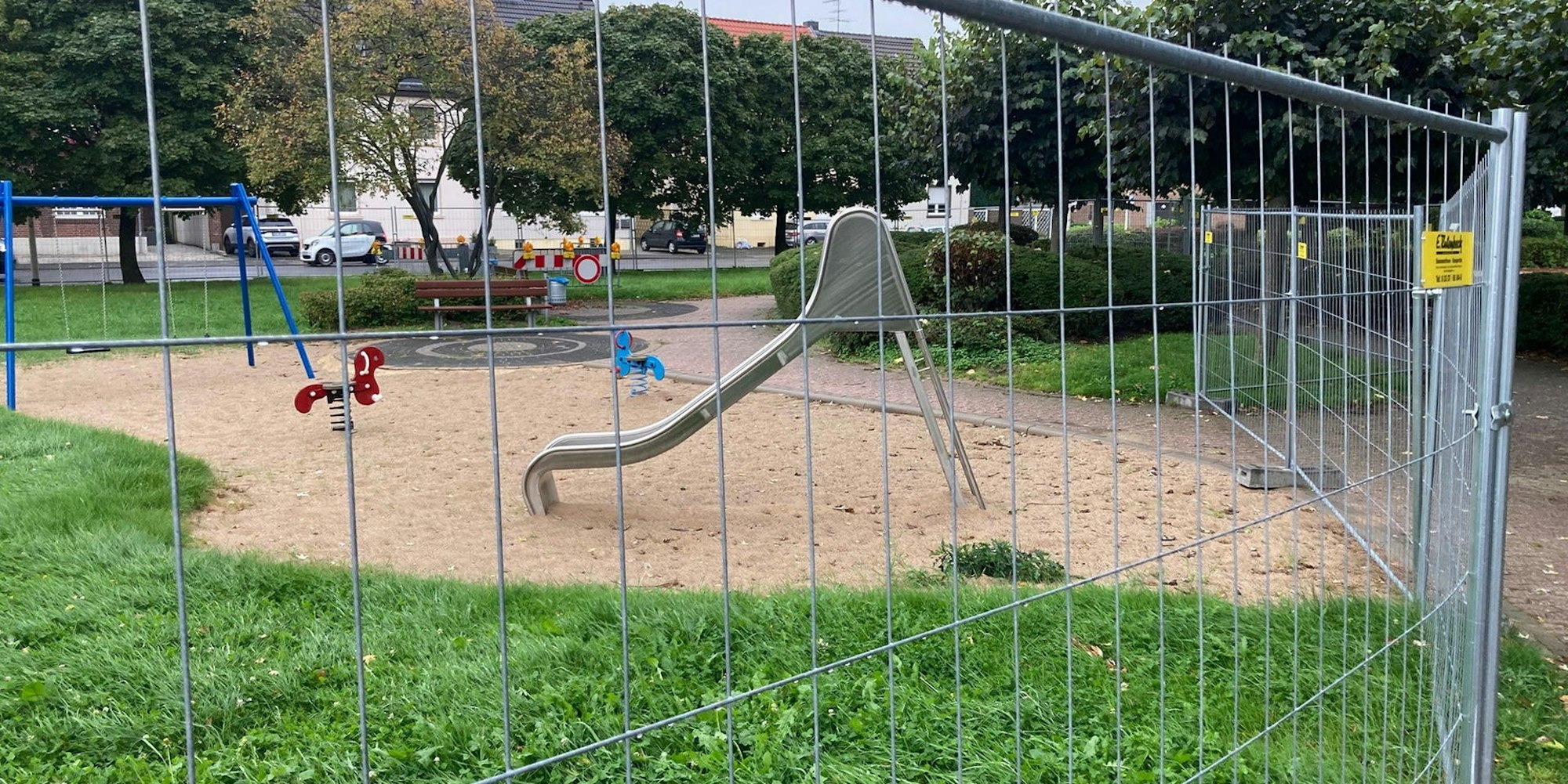 Der Spielplatz an der Hubert-Prott-Straße in Bachem ist nach wie vor weiträumig abgesperrt.