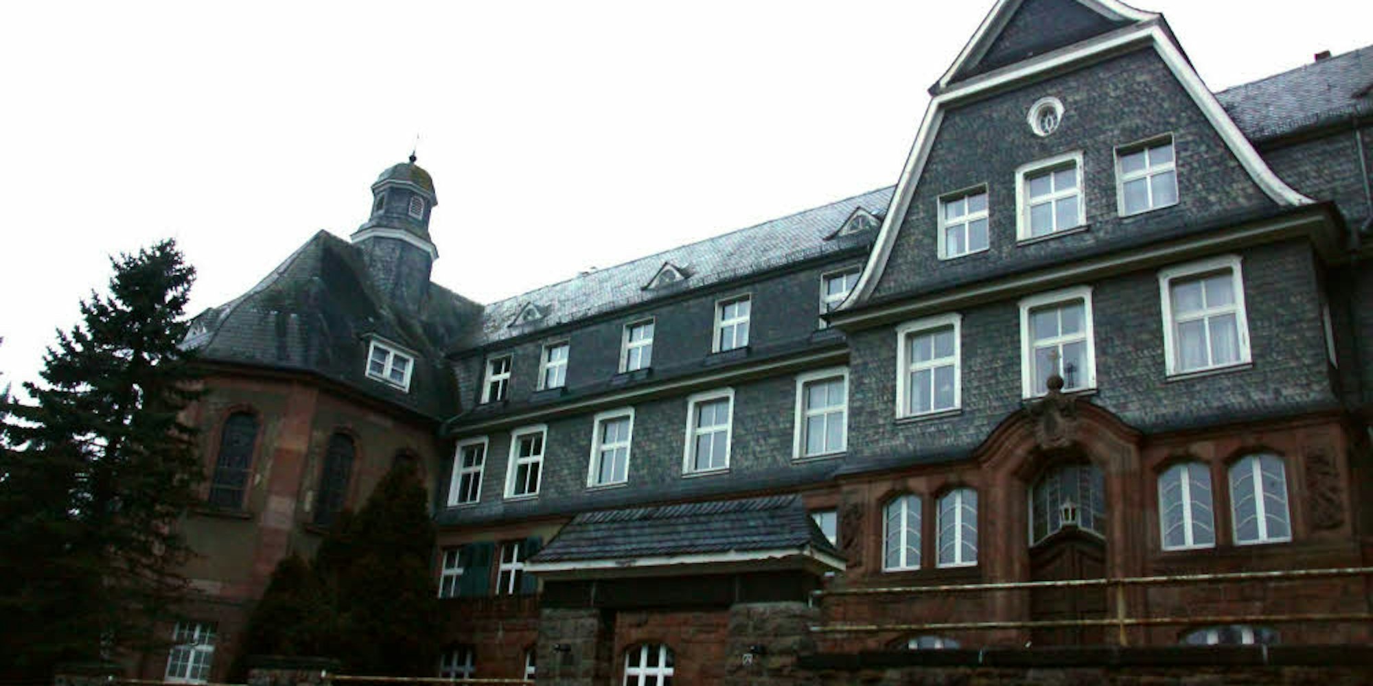 Das markante Kloster der Cellitinnen in Nettersheim soll in Zukunft als Zentrum der Integrationsarbeit genutzt werden.