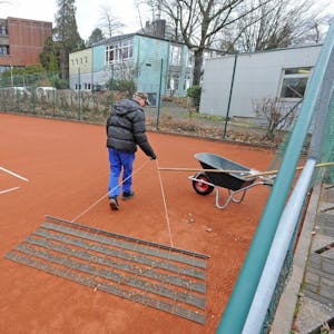 Im Frühjahr müssen die Tennisplätze wieder hergerichtet werden.
