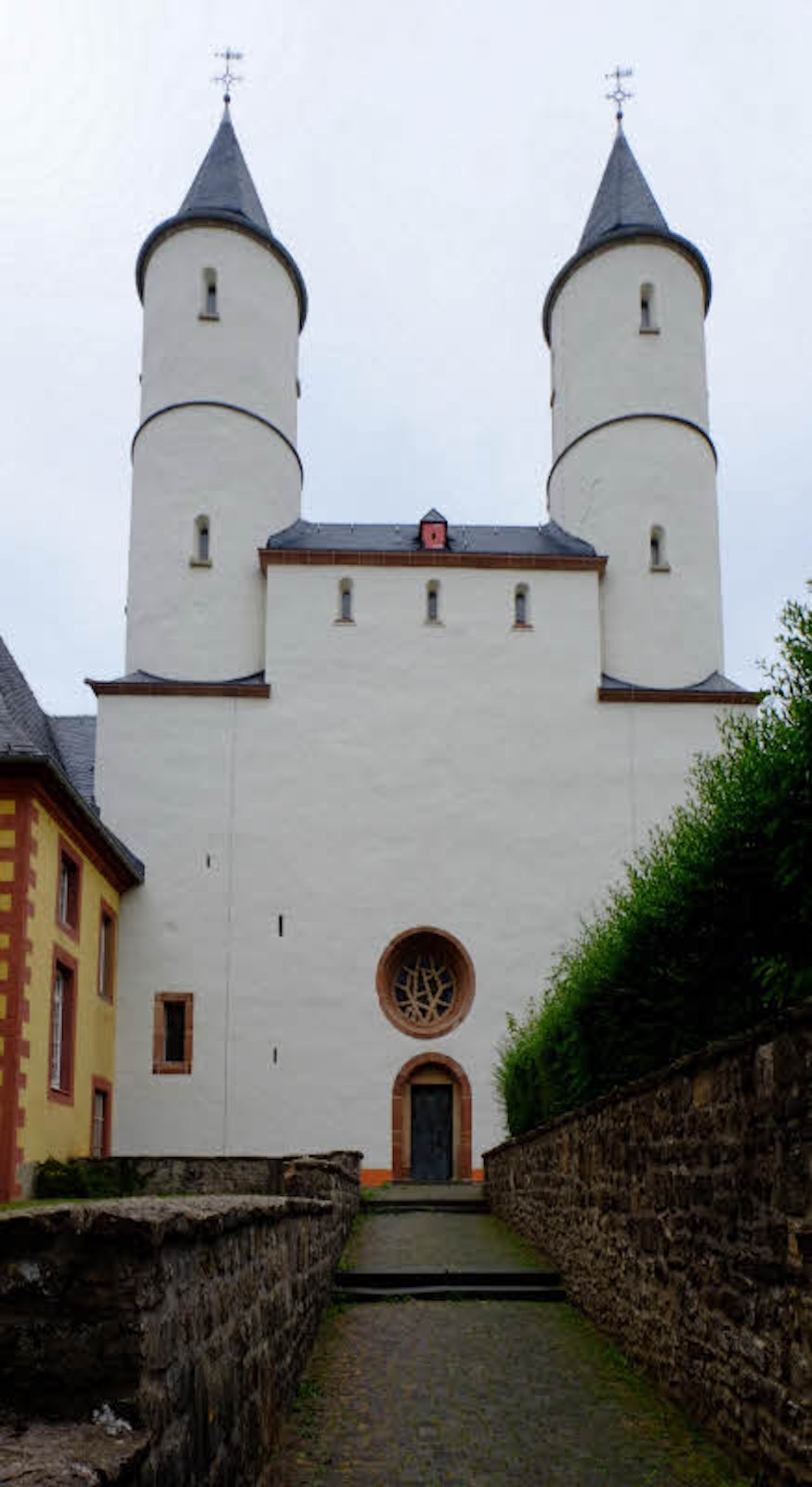 Die Türme der Steinfelder Kirche sind weithin sichtbar.