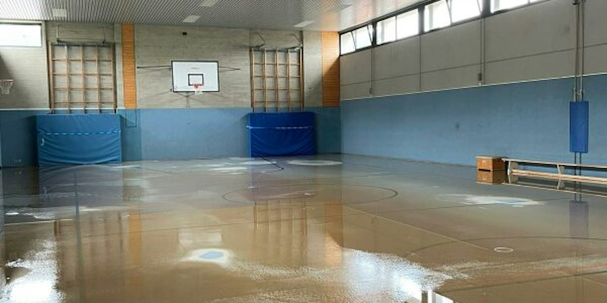 Im Freiherr-vom-Stein-Gymnasium hinterließ das Dhünn-Hochwasser eine Schlammschicht in der Turnhalle und einen bis zur letzten Treppenstufe mit Wasser gefüllten Keller.