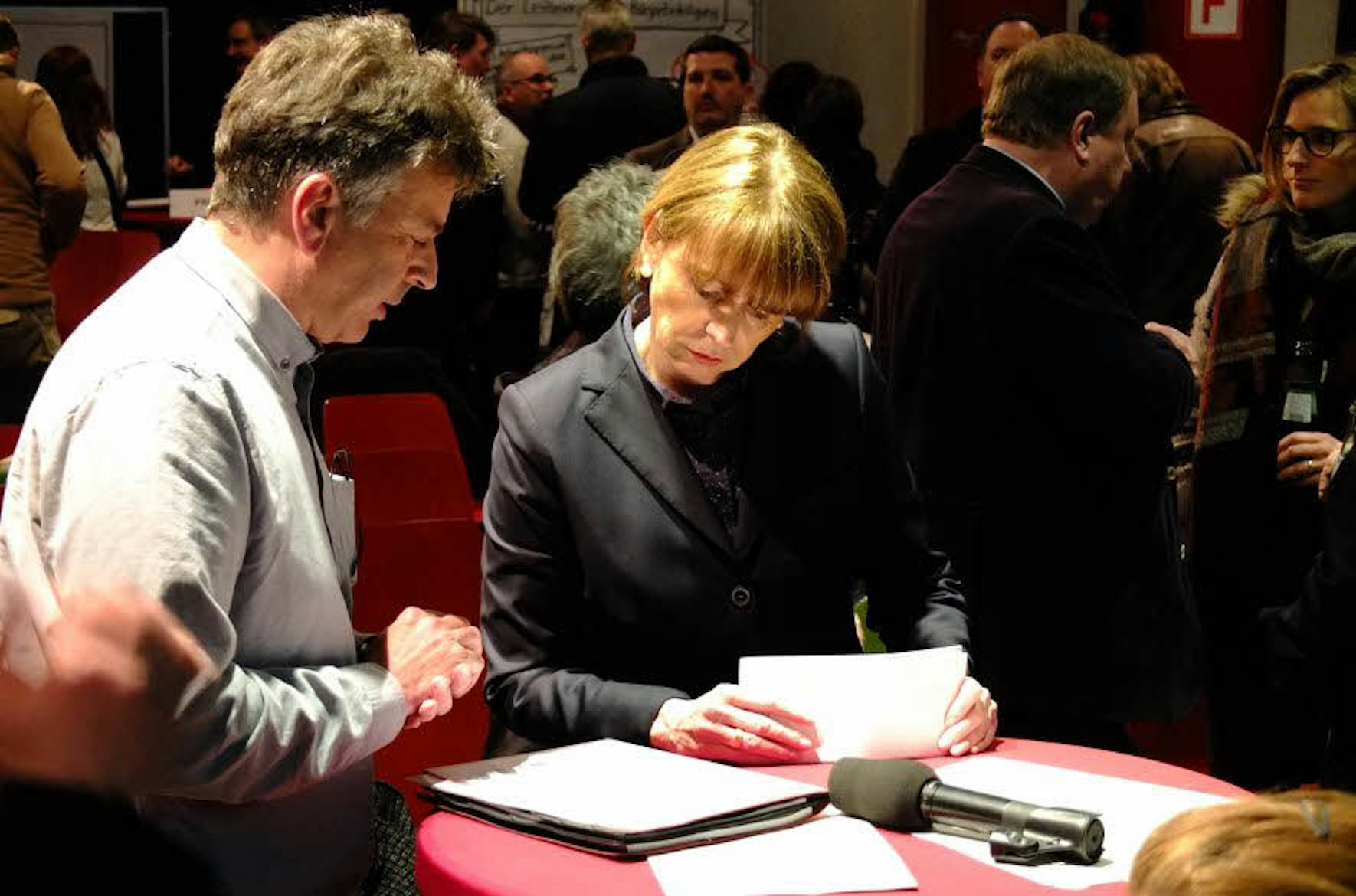 Dirk Frölich übergab beim „Stadtgespräch“ im Bürgerzentrum OB Henriette Reker einen Offenen Brief.
