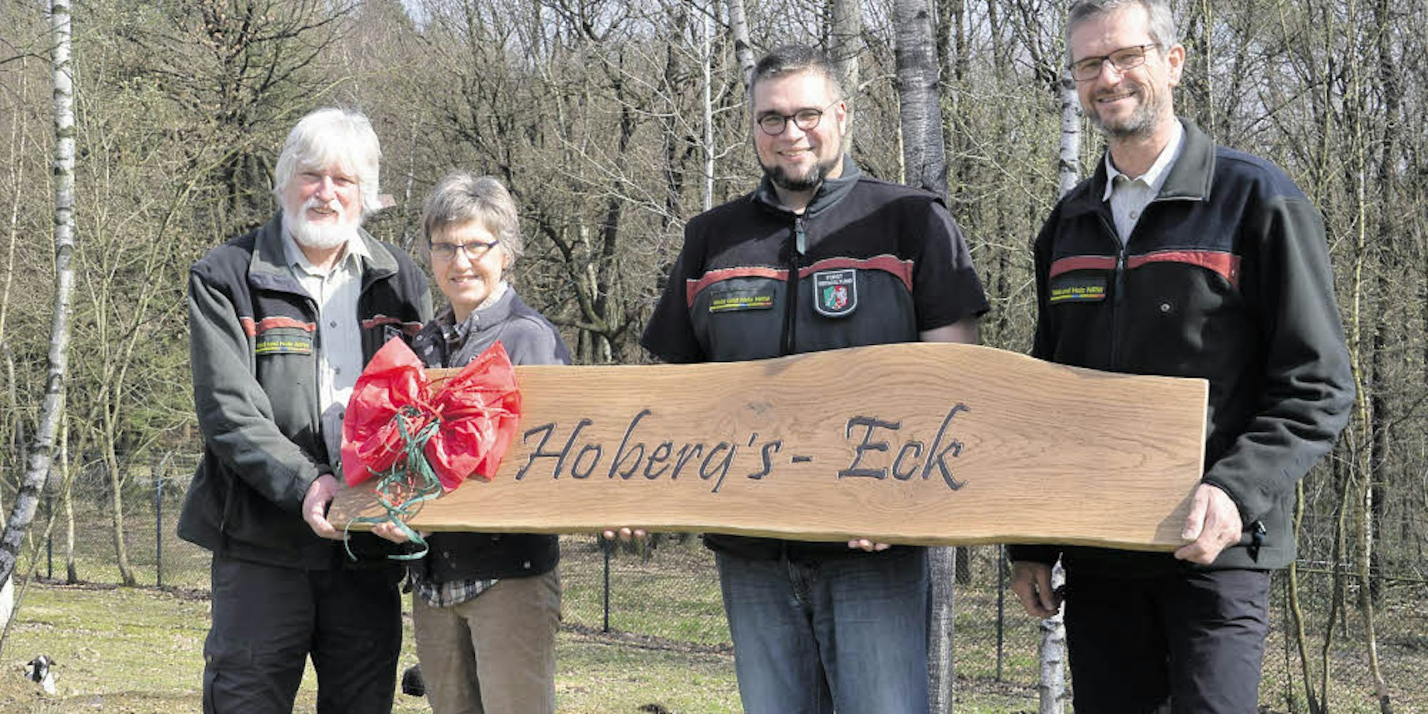 Das Schild für den Bergscheider Berg nahmen Karl und Christa Hoberg von Volker Koch und Uwe Schölmerich entgegen.