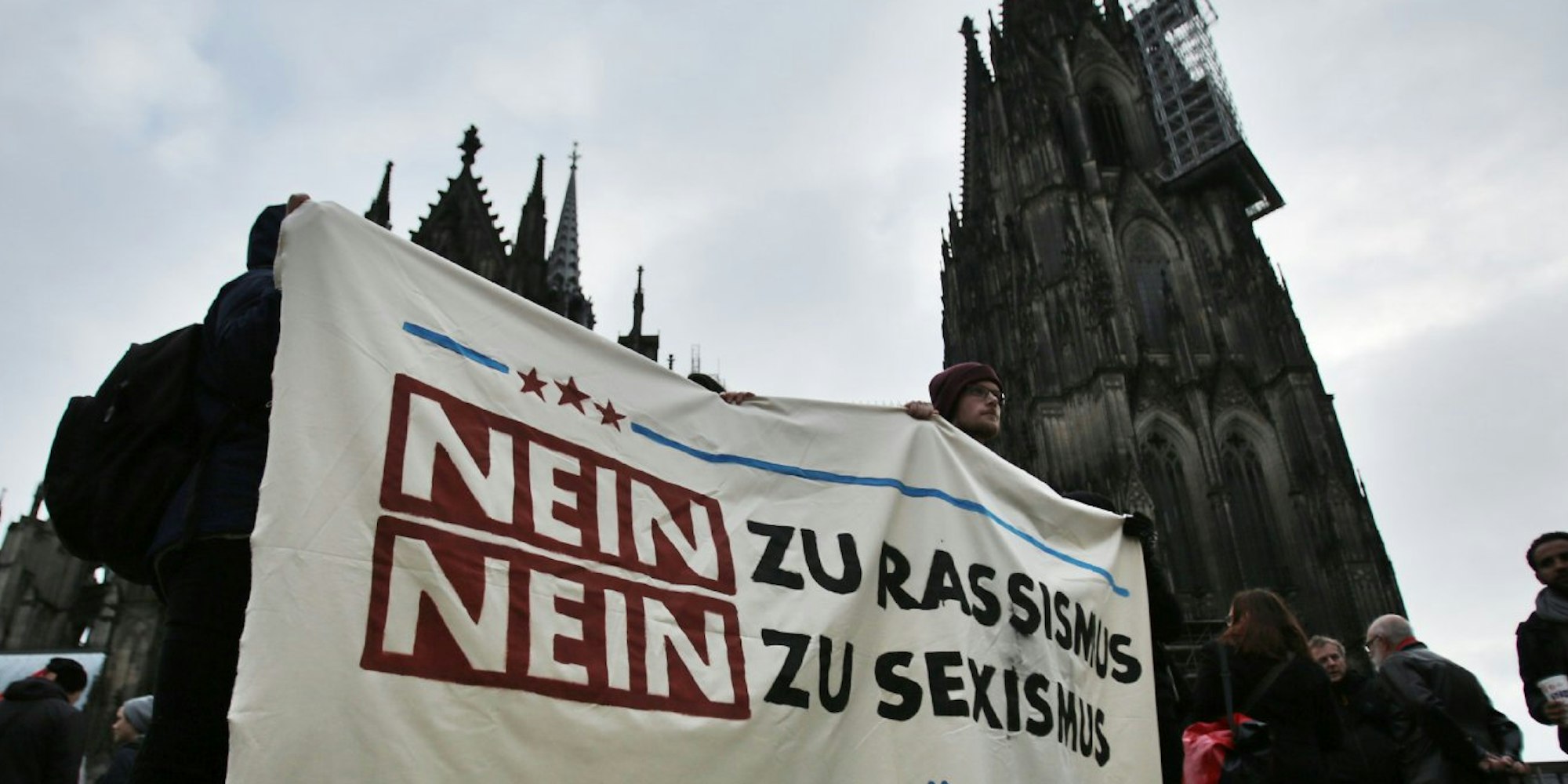Demonstration nach den Übergriffen in Köln vor dem Kölner Dom.