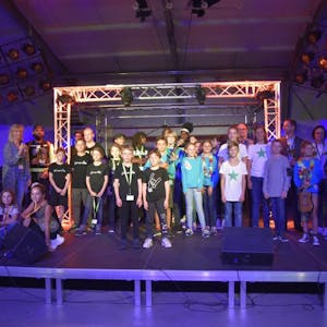Die Gewinner-Bands samt Jury auf der Bühne des Lino Clubs in Lindweiler