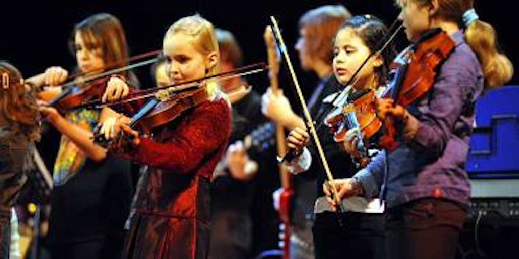 Kleine Hände an der Geige, Mozart und Chorgesang, das Integrationsprojekt „Culture Clash“ erntete im Medio viel Applaus. (Foto: Tripp)