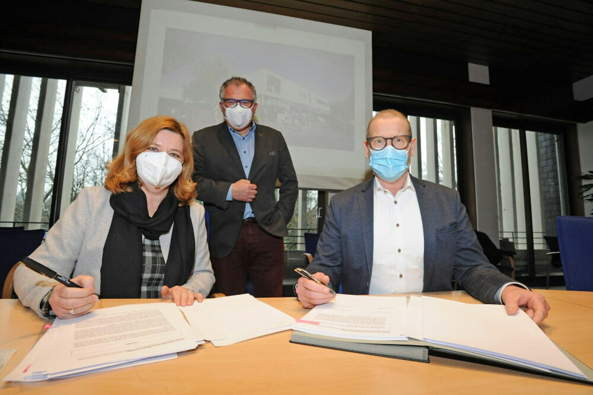 Den Vertrag für den Neubau unterschrieben Alice Bosch (Geschäftsführerin LBB) und Pellikaan-Geschäftsführer Paul Gerrits im Beisein von Bürgermeister Frank Steffes am Donnerstag im Ratssaal.