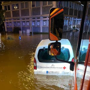 Als die Flut plötzlich stieg, versank der Berlingo des Roten Kreuzes nachts vor dem Sozialkaufhaus Globolus im Hochwasser.