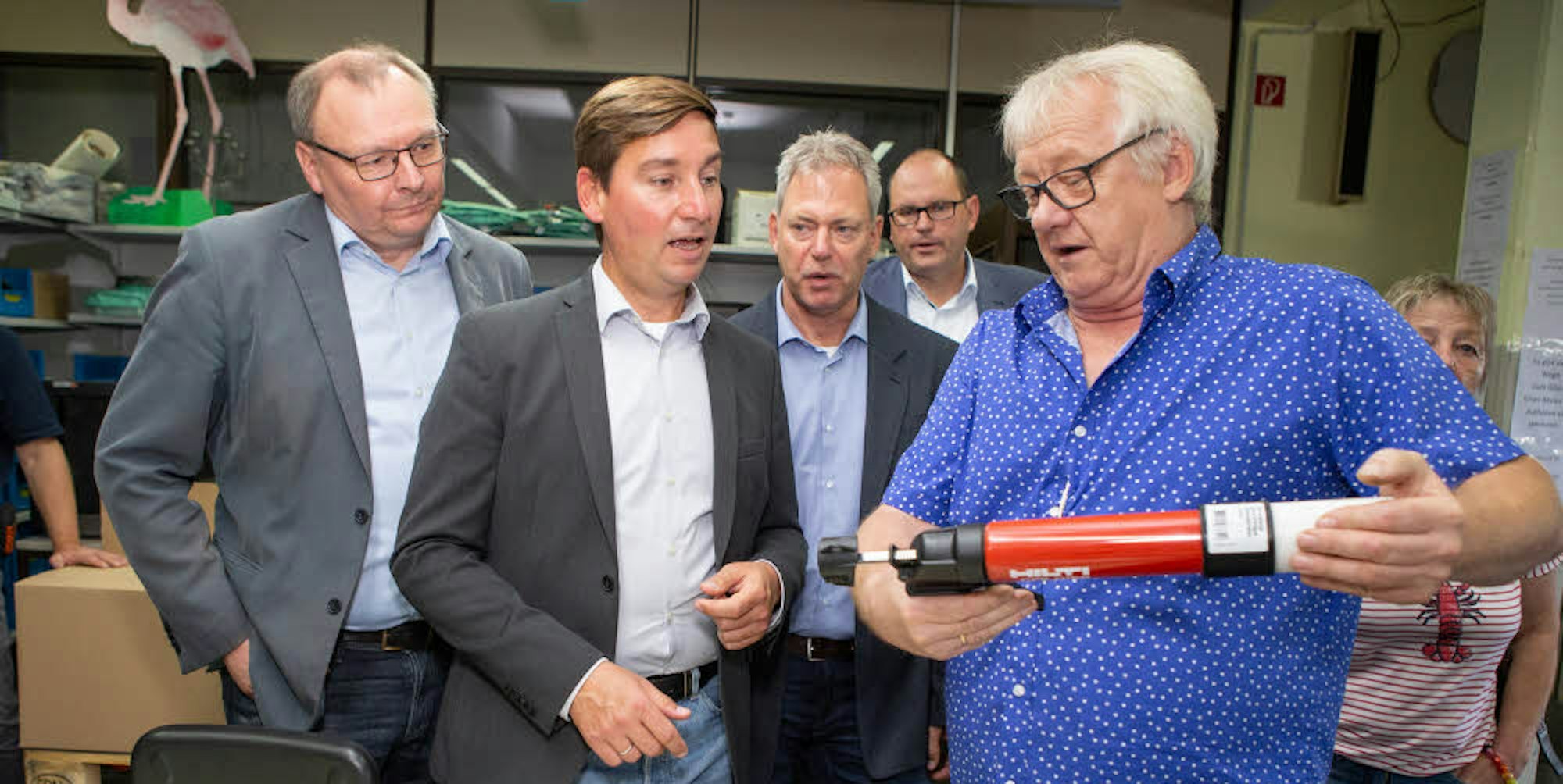 Wertarbeit für die Industrie (v.l.): Thorsten Konzelmann, Sebastian Hartmann, Michael Bey und Jens Kämper ließen sich von BWO-Mitarbeiter ein Teil erläutern, dass in Faulmert montiert wird.