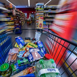 Lebensmittel und andere Waren in einem Einkaufswagen.