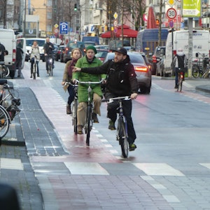 Radfahrer auf der Venloer Straße in Ehrenfeld