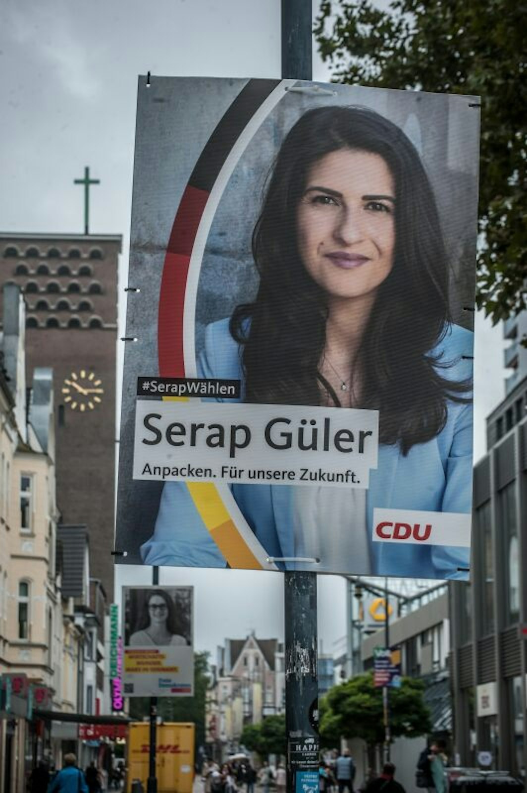 Drei Frauen und ihre Plakate: Anpacken will Serap Güler.