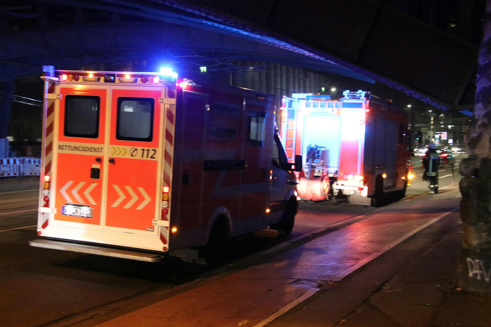 Bahnhof-Deutz-Unfall-Krankenwagen