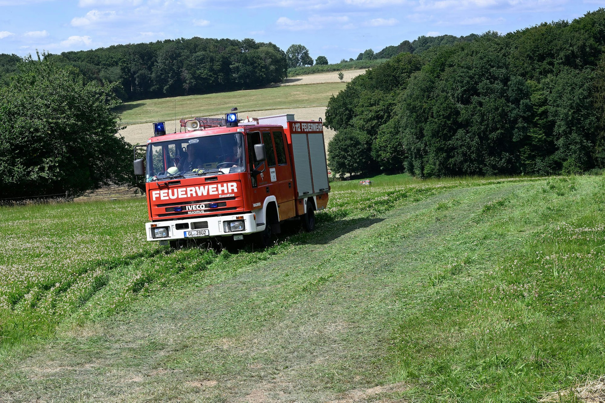 Rund 60 Feuerwehrleute bekämpften unter Leitung von Gemeindebrandinspektor Stefan Landwehr die Flammen auf der Grünfläche.