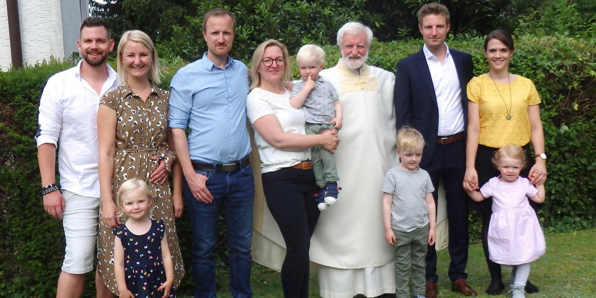 Priester Udo Casel nach seiner Primizfeier 2020 mit Kindern und Enkeln: Ein Bild, das in der katholischen Kirche Seltenheitswert hat.