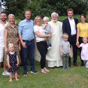 Priester Udo Casel nach seiner Primizfeier 2020 mit Kindern und Enkeln: Ein Bild, das in der katholischen Kirche Seltenheitswert hat.