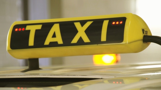 Taxischild mit roten LED