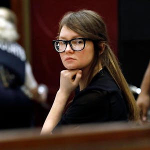 Anna Sorokin sitzt im Gerichtssaal in New York.
