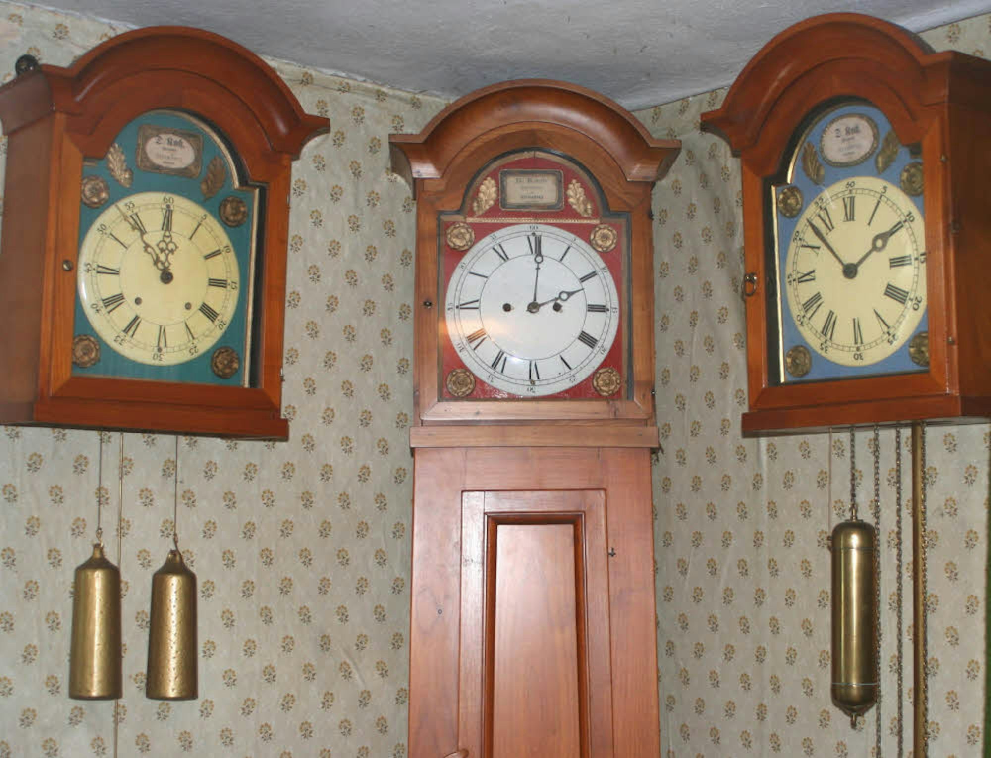 Die drei wertvolle Koch-Uhren auf dem rechten Bild befinden sich in der Sammlung eines Privatmanns.