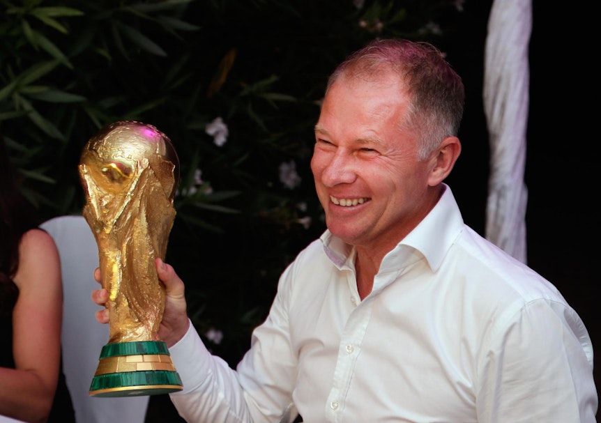 Stefan Reuter mit dem WM-Pokal in den Händen