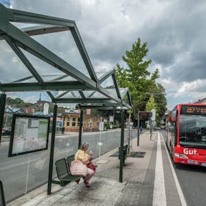 Der Leichlinger Busbahnhof am Stadtpark verfügt nur über einige kleinere überdachte Unterstände.