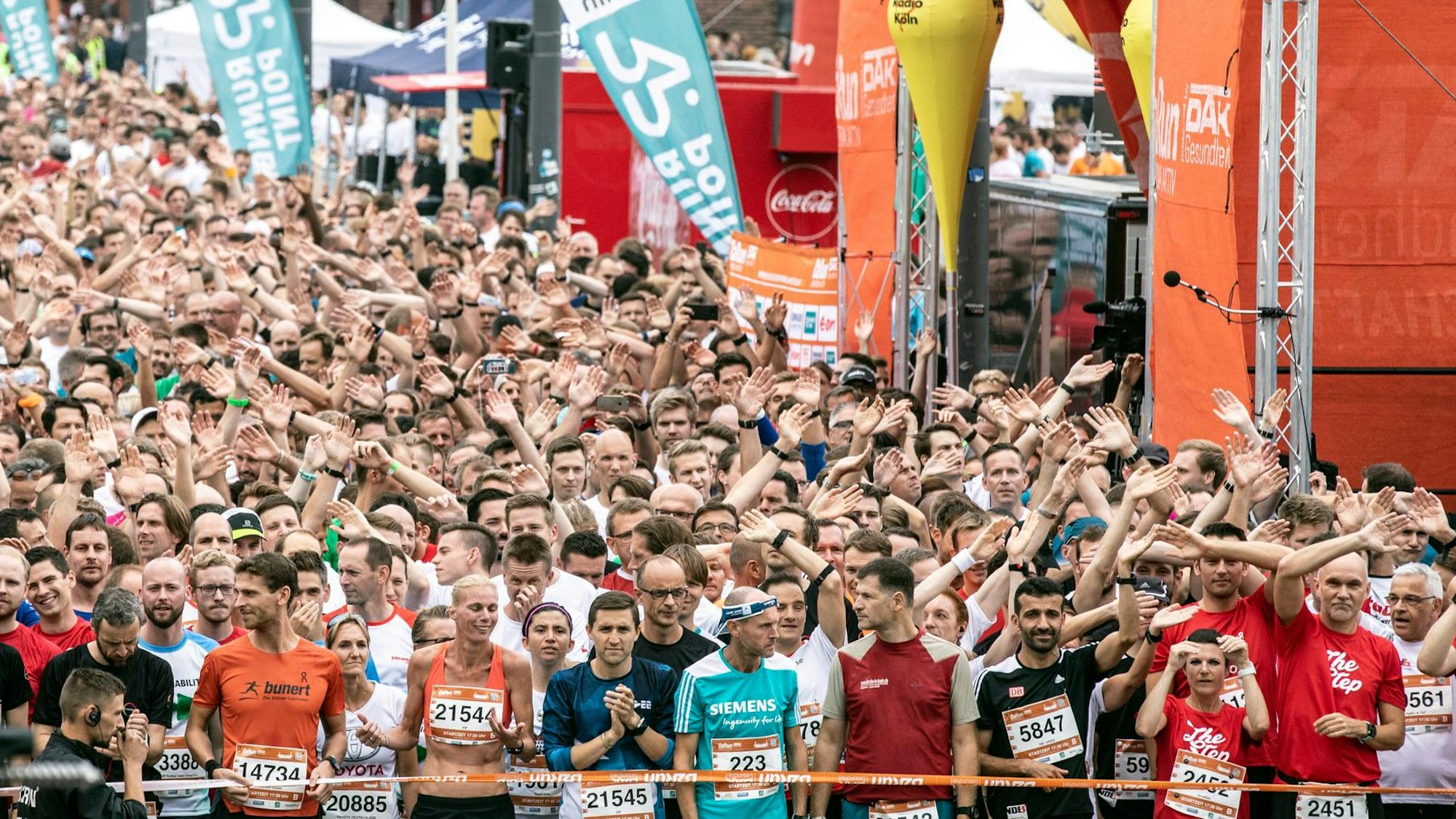 Läuferinnen und Läufer stehen an der Startlinie des B2Runs in Köln.