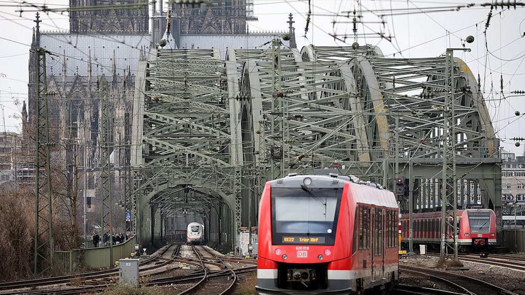 Züge fahren in den Kölner Hauptbahnhof ein.