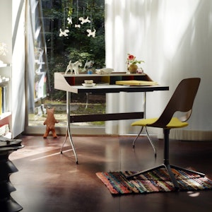 Noch stark gefragt: George Nelson entwarf 1958 den zeitlosen Sekretär „Home Desk“ - das Stück inspiriert bis heute Designer.