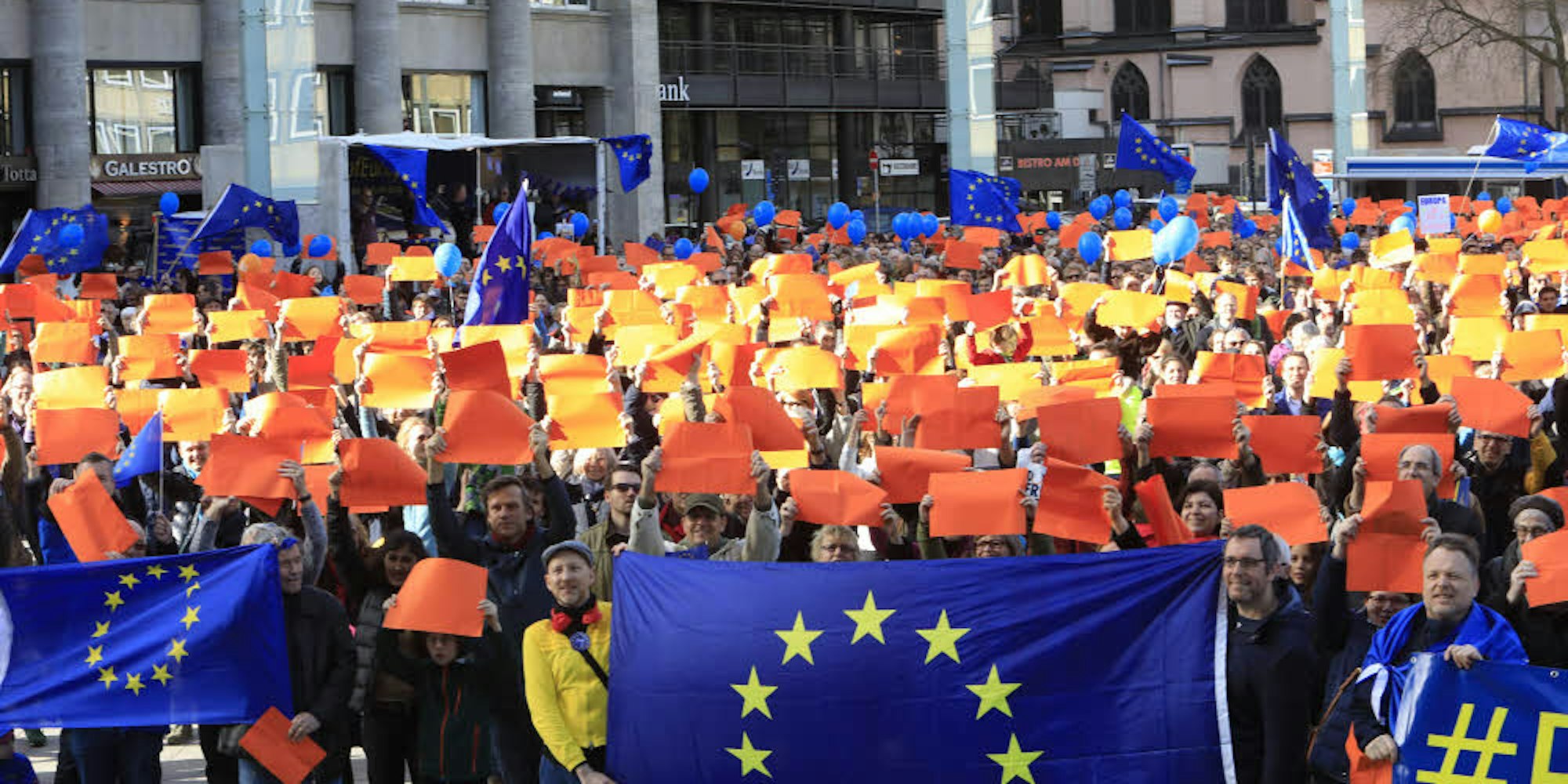 Anhänger der Bewegung „Pulse of Europe“ gehen – wie hier in Köln – sonntags für die Europäische Union auf die Straße.