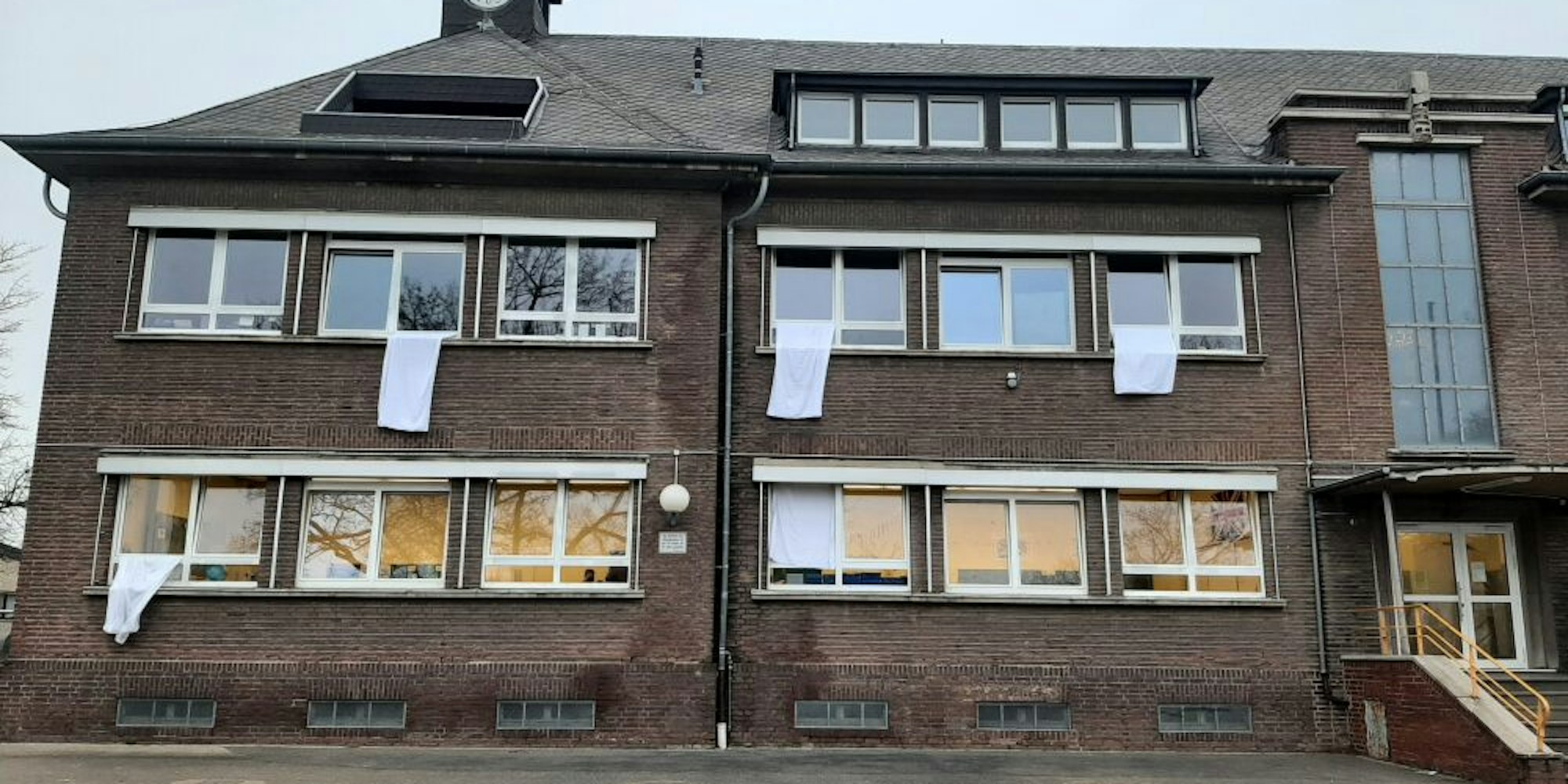 An der Elsdorfer Arnoldus-Grundschule hängen weiße Fahnen als Protest gegen die Änderungen der Testverfahren.