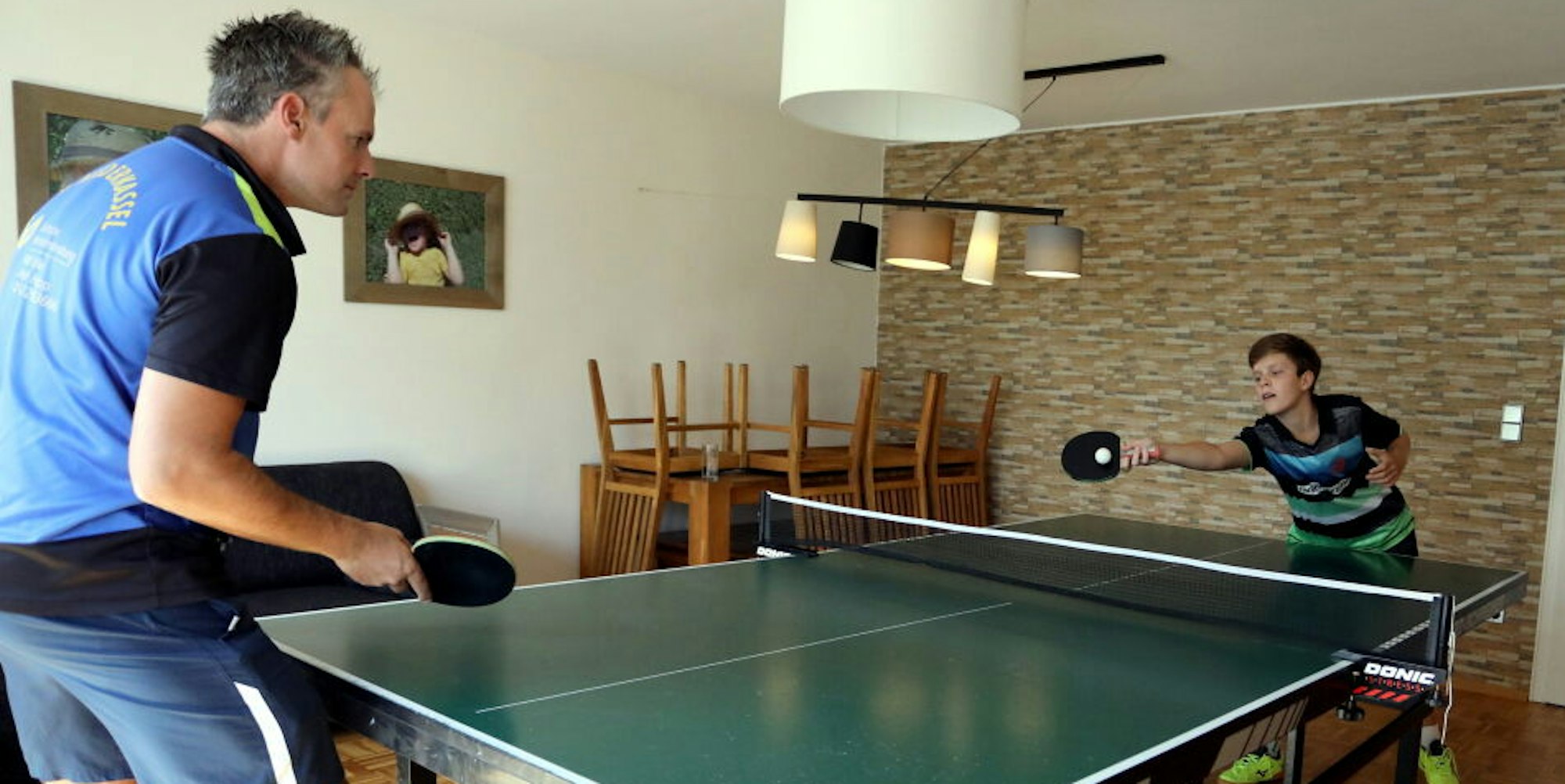 Mit seinem Vater Bernd Hersel trainiert der zwölfjährige Noah derzeit im heimischen Wohnzimmer. Für die Tischtennisplatte mussten Esstisch und Stühle beiseite rücken.