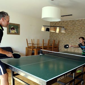 Mit seinem Vater Bernd Hersel trainiert der zwölfjährige Noah derzeit im heimischen Wohnzimmer. Für die Tischtennisplatte mussten Esstisch und Stühle beiseite rücken.