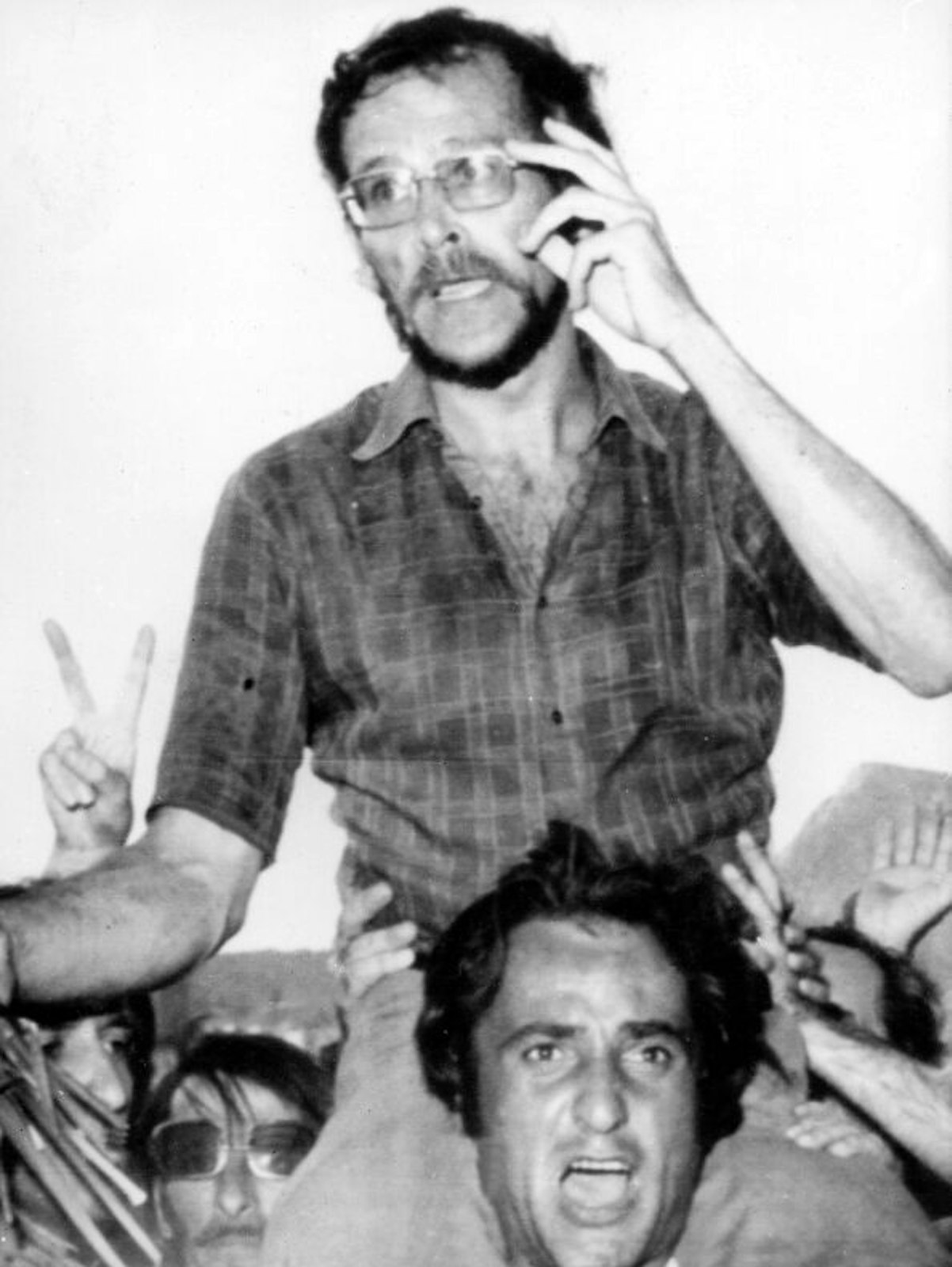 Der Journalist wird nach seiner Freilassung 1974 in Athen gefeiert.