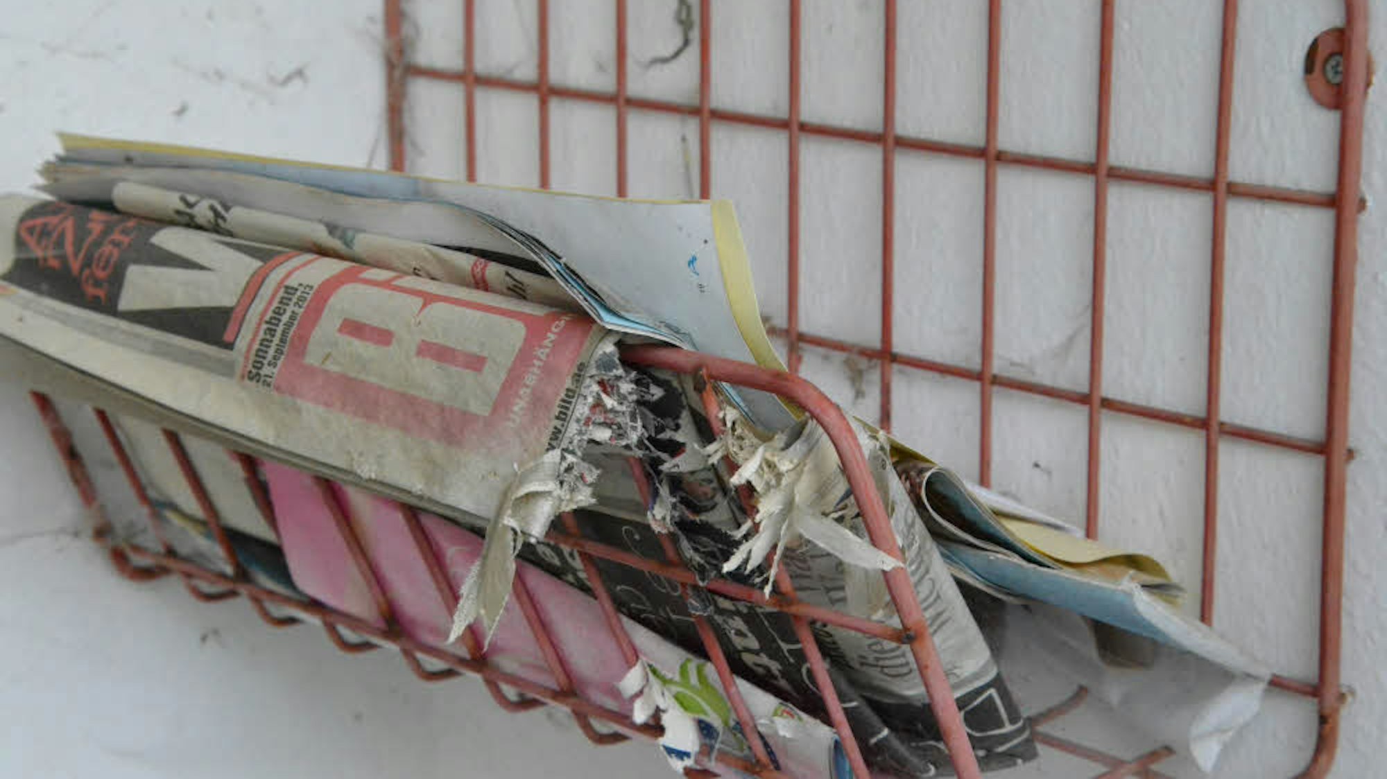 An der Haustür der vermissten Anett Carolin Kaiser hängt eine fast drei Jahre alte, vom Wind zerfledderte Zeitung.