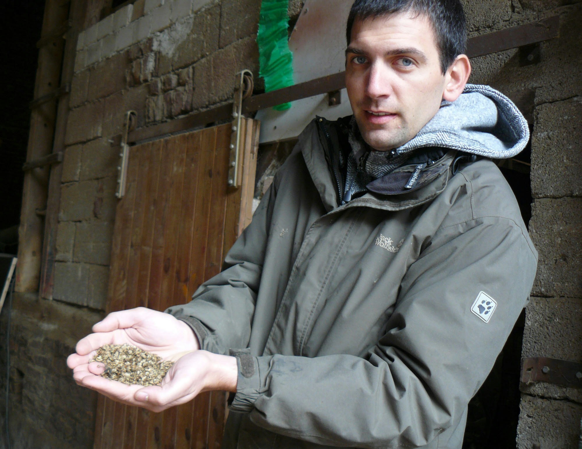 Martin Courth mit einer Handvoll Samenkörner