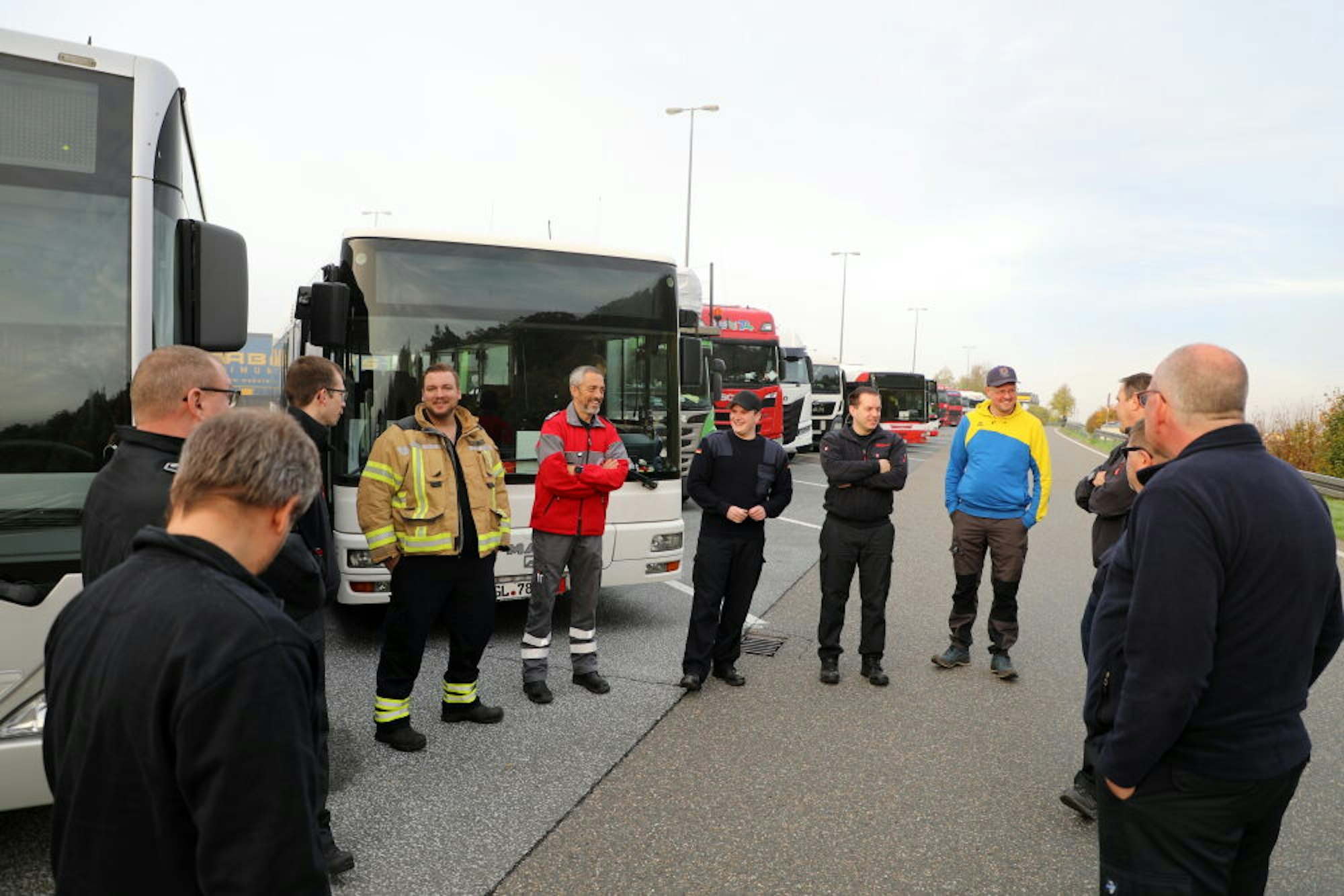 Erster Stopp an der Sauerlandlinie: Auch vom Deutschen Roten Kreuz, von den Feuerwehren Odenthal, Overath und Burscheid sowie aus der Politik sind Freiwillige dabei, die die Busse für Butscha steuern.