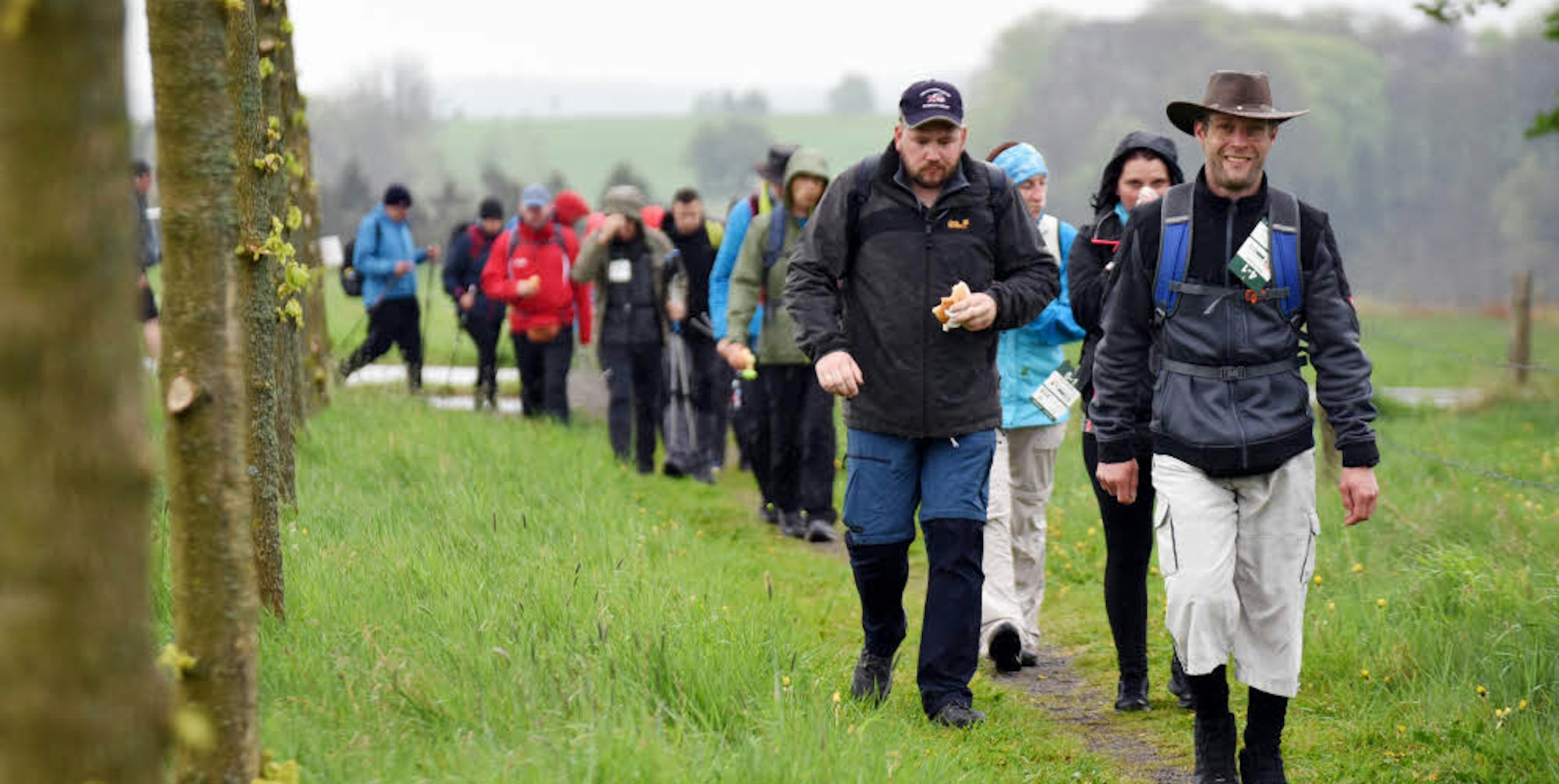  Fast 1100 Wanderer starten am Samstagmorgen auf dem Klosterberg. 