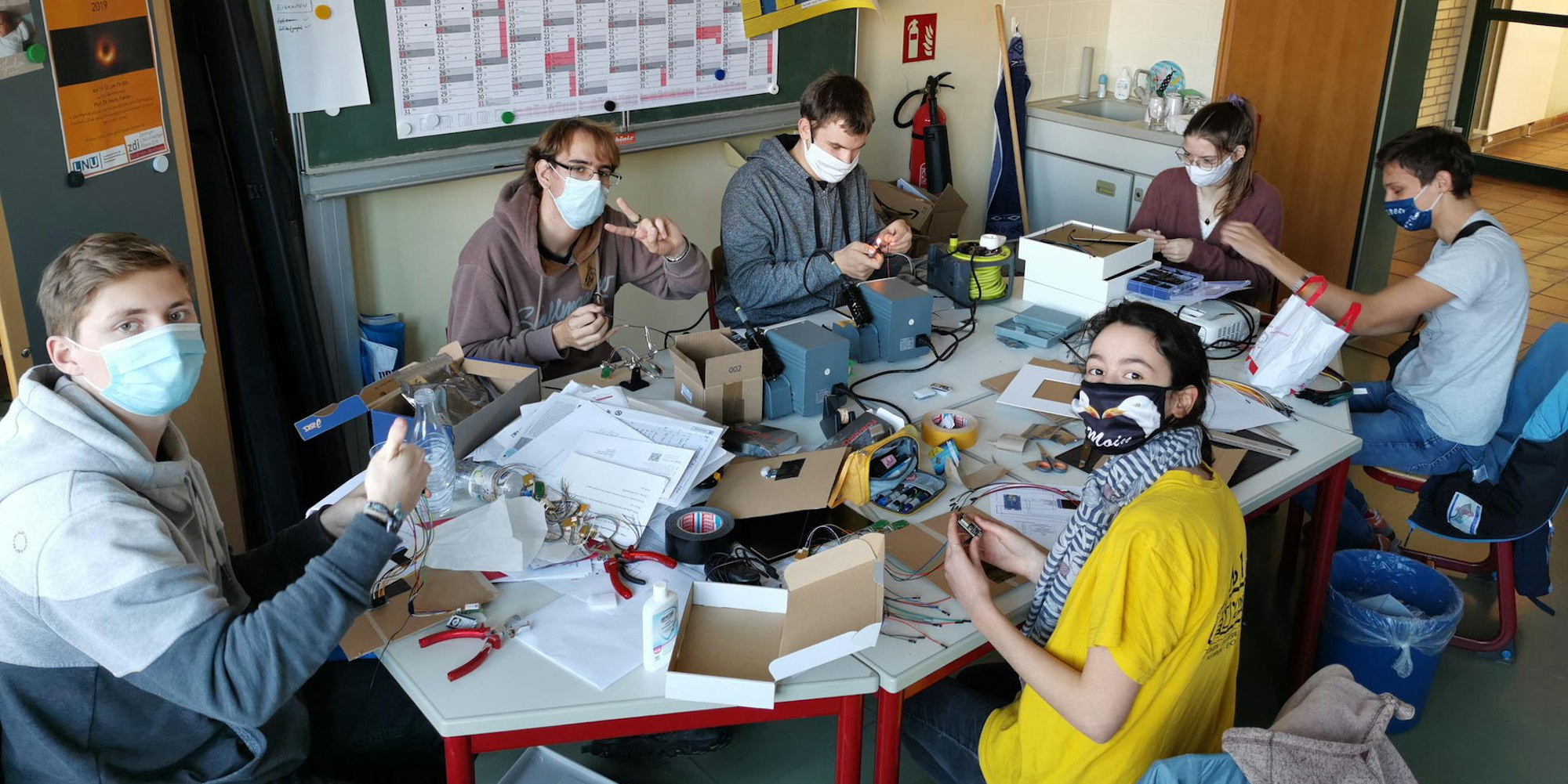 Sechs Schülerinnen und Schüler des Frechener Gymnasiums entwickelten und bauten die Geräte.