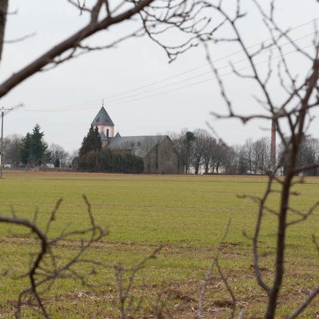 Der Blick auf die Kirche in Antweiler ist noch unverbaut. Landwirt Dr. Ulrich Müller von Blumencron aus Wachendorf hatte in diesem Bereich den Bau zweier Ställe für die Putenmast beantragt.