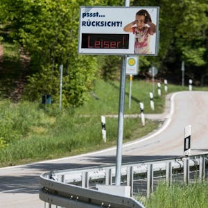 Lärmdisplays – wie hier an einer Landstraße im bayerischen Neukirchen – zeigen an, wenn ein Verkehrsteilnehmer zu laut ist.