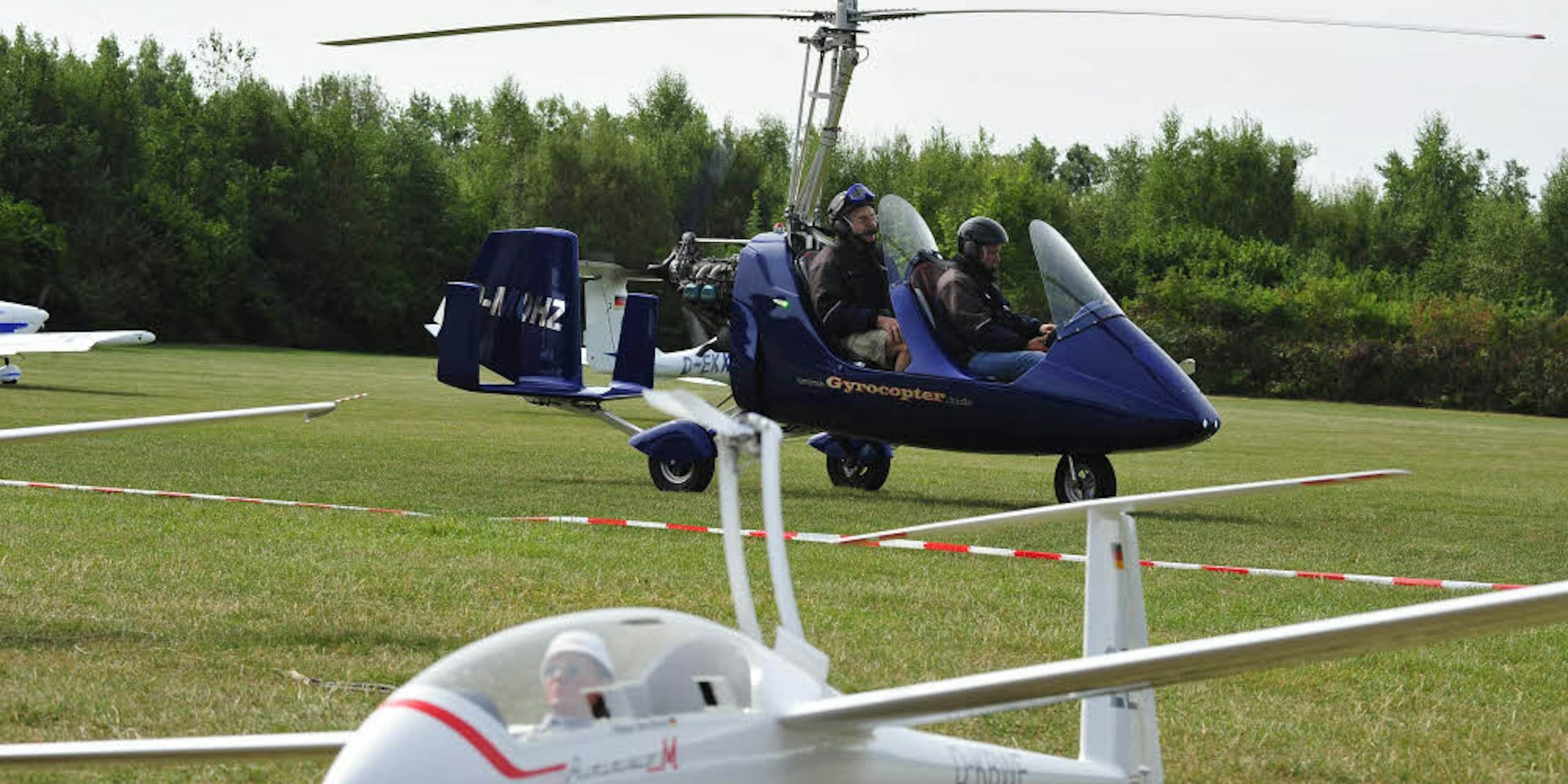 Gyrocopter, Flugmodelle und Propellermaschinen rundeten das Ensemble der Fluggeräte ab.